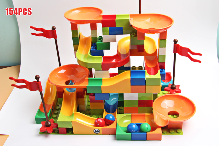 Große Blocksteine mit Rutschen und Kugeln